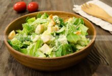 Photo of Цезарь с курицей: классический салат с хрустящими гренками