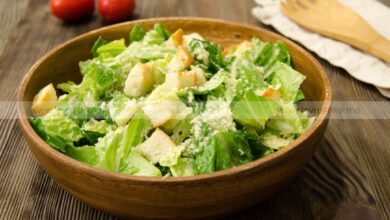 Photo of Цезарь с курицей: классический салат с хрустящими гренками